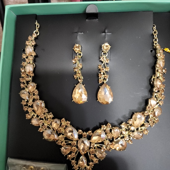Austrian Crystal Necklace and Earrings Jewelry Set - Picture 2 of 3